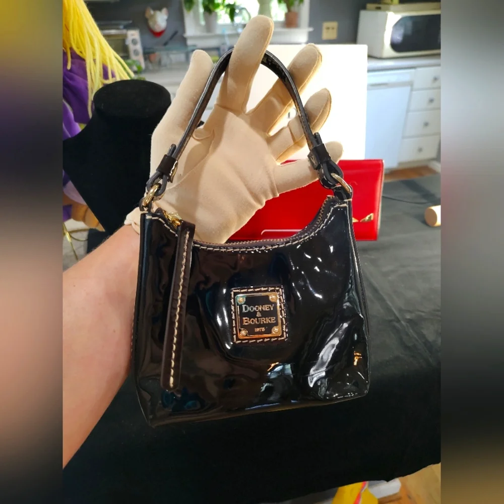 Mini Dooney & Bourke 🖤 patent leather hand bag contrast stitching - Picture 4 of 10